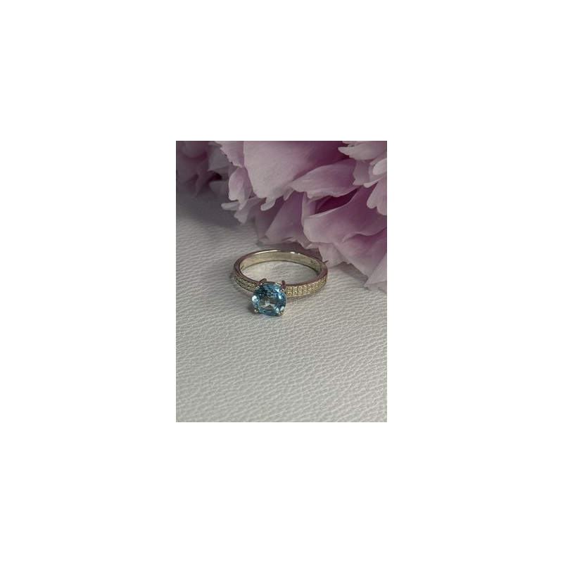 Beautiful 925 Sterling Silver Topaz Ring Size 10