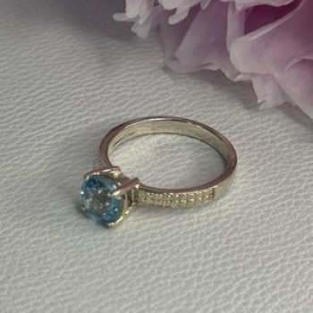 Beautiful 925 Sterling Silver Topaz Ring Size 10