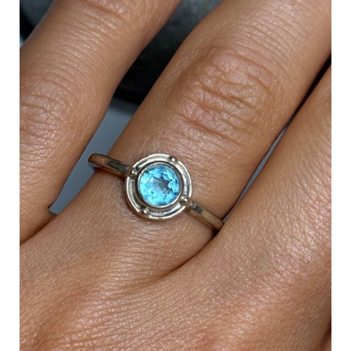 925 Sterling Silver Blue Topaz Ring Size 7.5