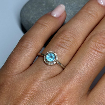925 Sterling Silver Blue Topaz Ring Size 7.5