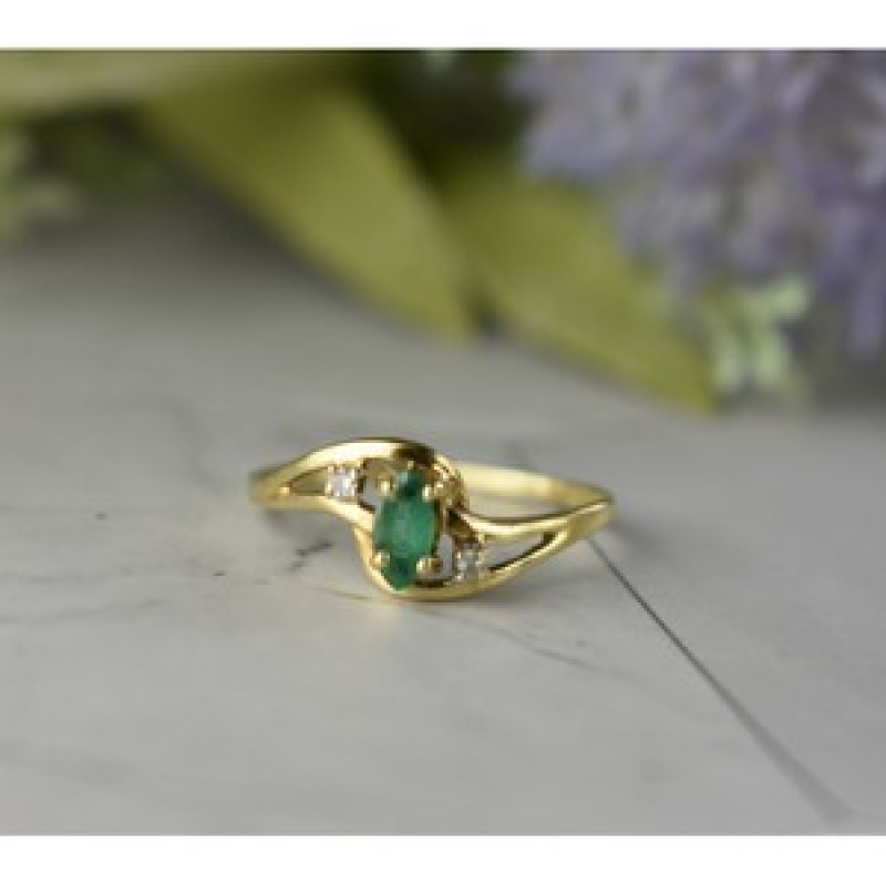14K Yellow Gold Emerald & Diamonds Ring Size 8