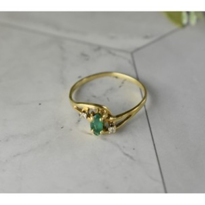 14K Yellow Gold Emerald & Diamonds Ring Size 8