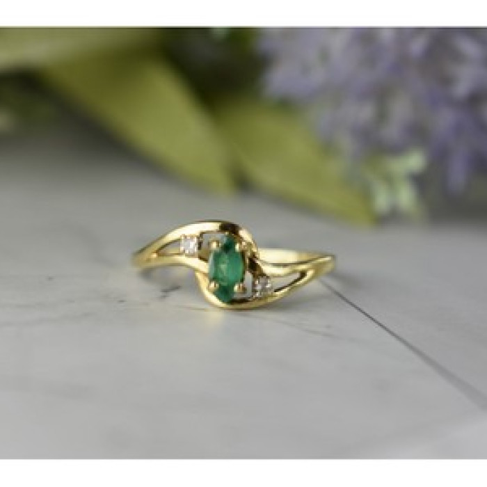 14K Yellow Gold Emerald & Diamonds Ring Size 8