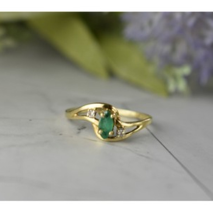 14K Yellow Gold Emerald & Diamonds Ring Size 8