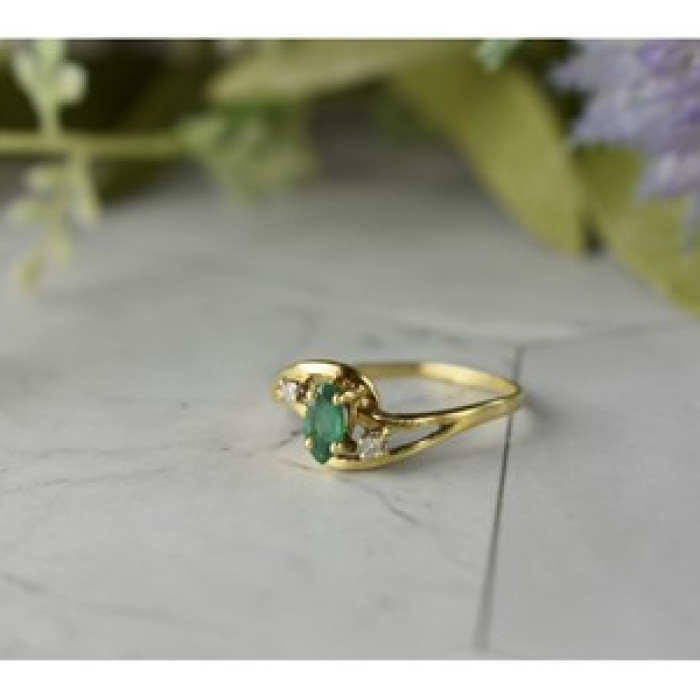 14K Yellow Gold Emerald & Diamonds Ring Size 8