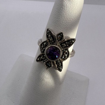 925 Sterling Silver Amethyst & Marcasite Ring Size 5