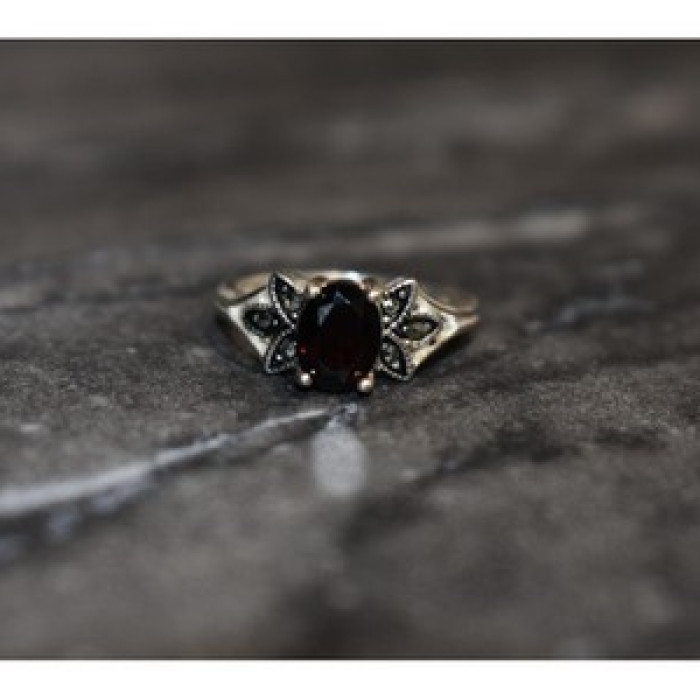 925 Sterling Silver Garnet & Black Jade Ring Size 6.5