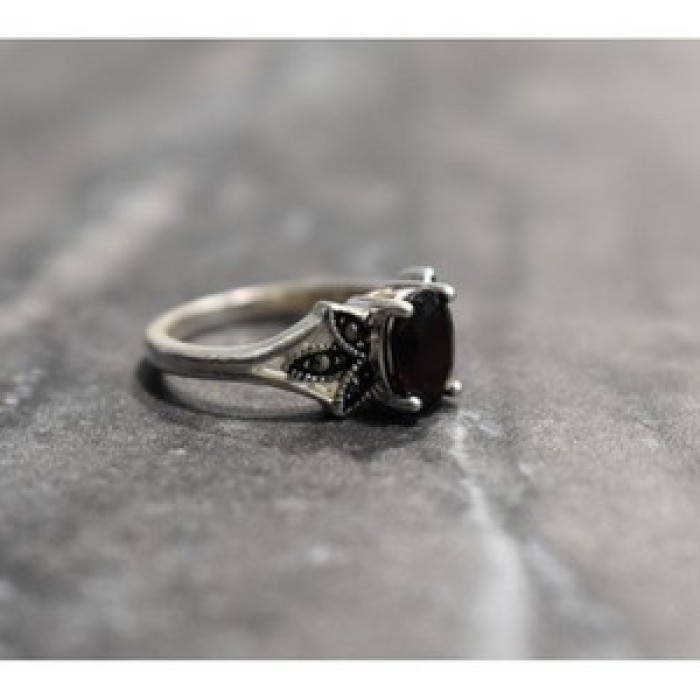 925 Sterling Silver Garnet & Black Jade Ring Size 6.5