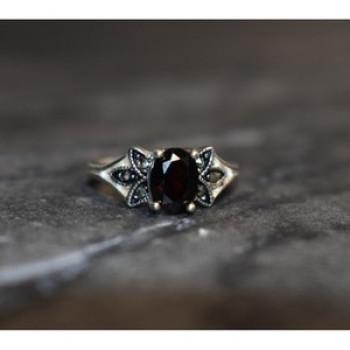 925 Sterling Silver Garnet & Black Jade Ring Size 6.5