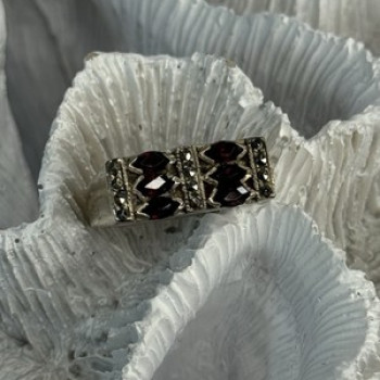 925 Sterling Silver Garnet & Marcasite Ring Size 9
