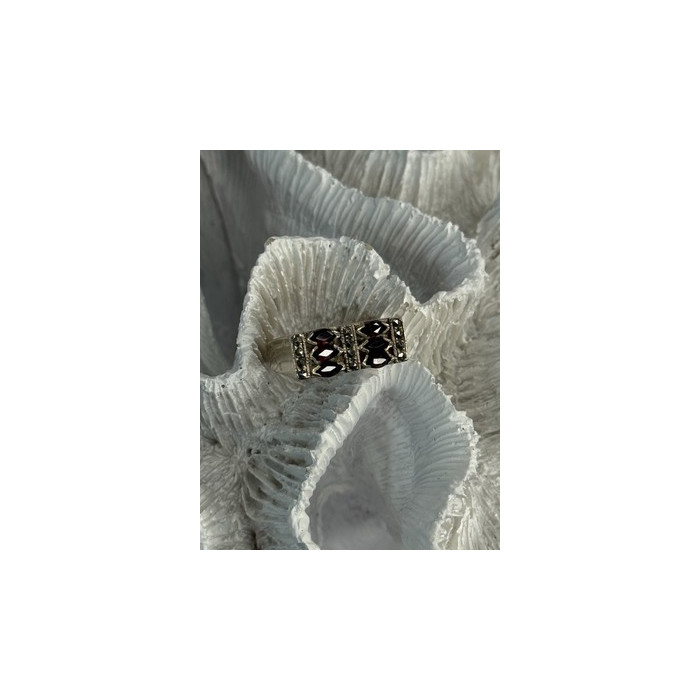 925 Sterling Silver Garnet & Marcasite Ring Size 9