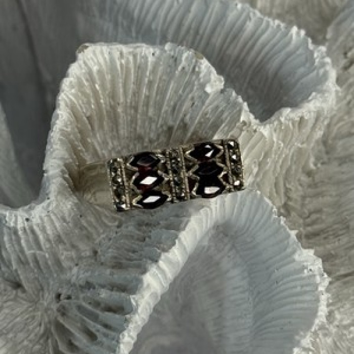 925 Sterling Silver Garnet & Marcasite Ring Size 9