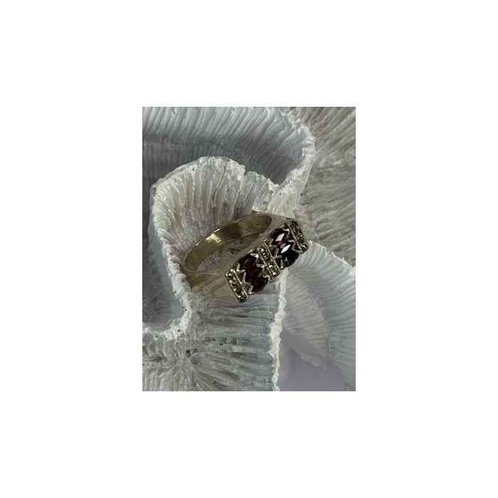 925 Sterling Silver Garnet & Marcasite Ring Size 9