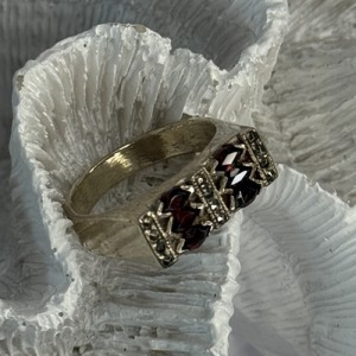 925 Sterling Silver Garnet & Marcasite Ring Size 9