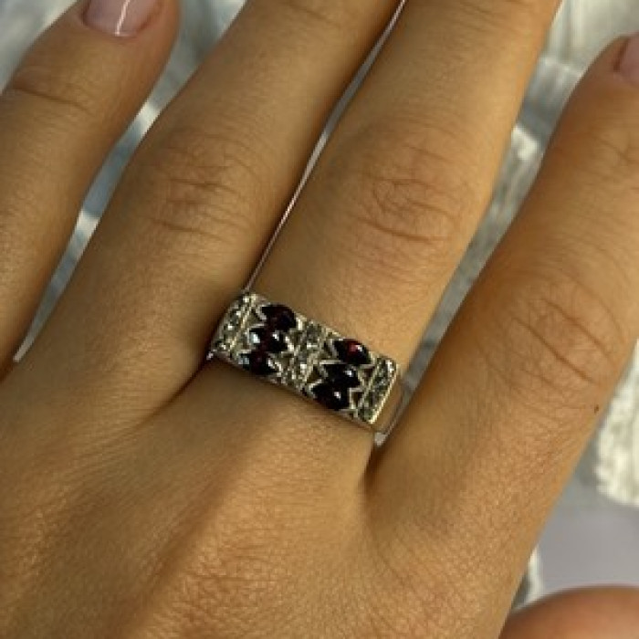 925 Sterling Silver Garnet & Marcasite Ring Size 9