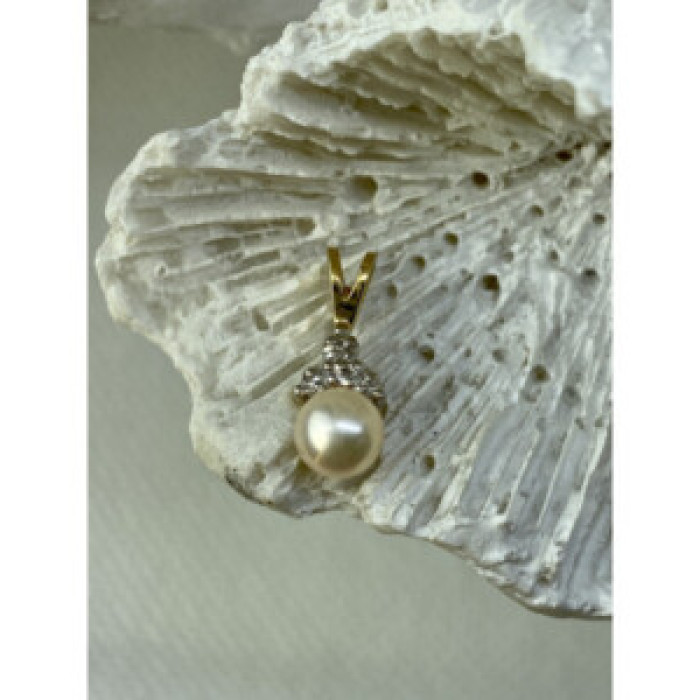 14K Yellow Gold Pearl & Diamonds Pendant