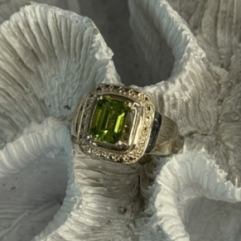 925 Sterling Silver Peridot Ring Size 6