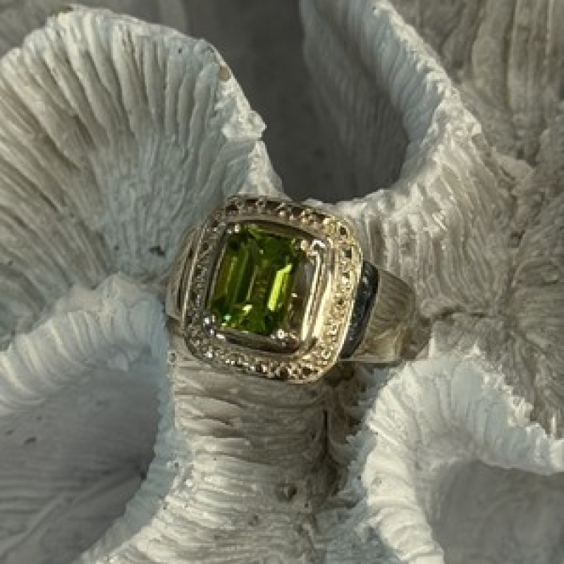 925 Sterling Silver Peridot Ring Size 6