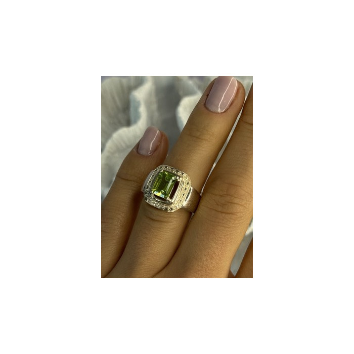 925 Sterling Silver Peridot Ring Size 6