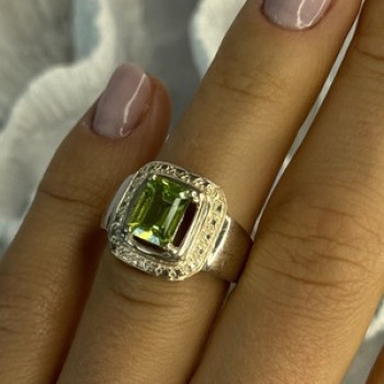 925 Sterling Silver Peridot Ring Size 6
