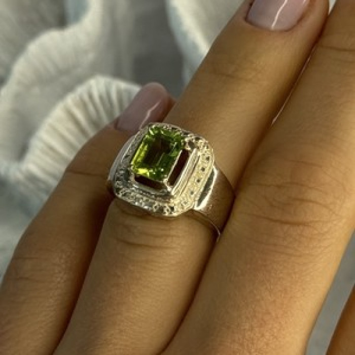 925 Sterling Silver Peridot Ring Size 6