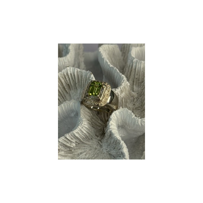 925 Sterling Silver Peridot Ring Size 6