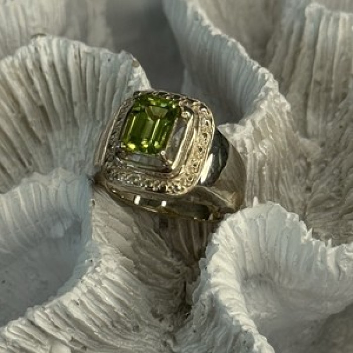 925 Sterling Silver Peridot Ring Size 6
