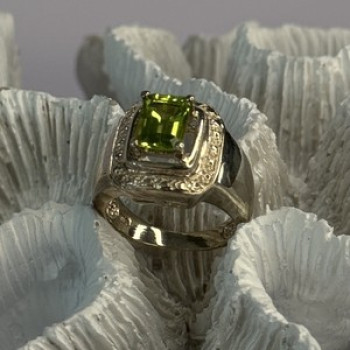925 Sterling Silver Peridot Ring Size 6