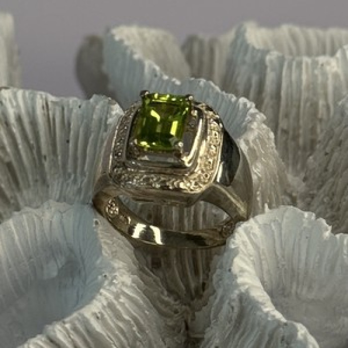925 Sterling Silver Peridot Ring Size 6