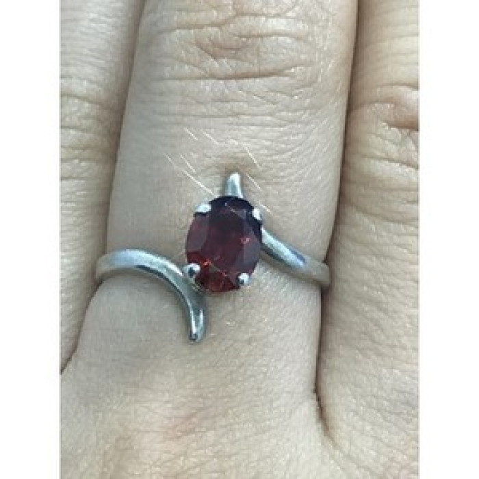 925 Sterling Silver Garnet Ring Size 8