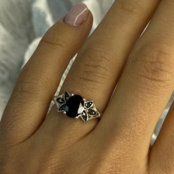 925 Sterling Silver Garnet & Marcasite Ring Size 7