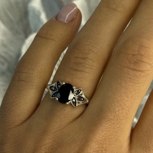 925 Sterling Silver Garnet & Marcasite Ring Size 7
