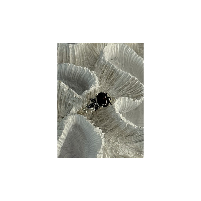 925 Sterling Silver Garnet & Marcasite Ring Size 7