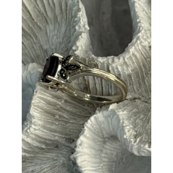 925 Sterling Silver Garnet & Marcasite Ring Size 7