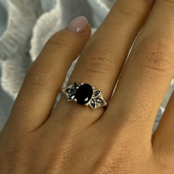 925 Sterling Silver Garnet & Marcasite Ring Size 7