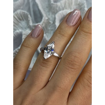 Beautiful 925 Sterling Silver CZ Ring Size 6