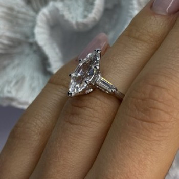 Beautiful 925 Sterling Silver CZ Ring Size 6