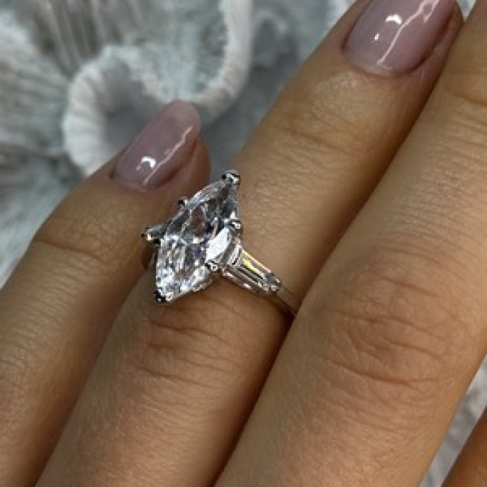 Beautiful 925 Sterling Silver CZ Ring Size 6