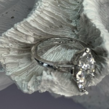 Beautiful 925 Sterling Silver CZ Ring Size 6