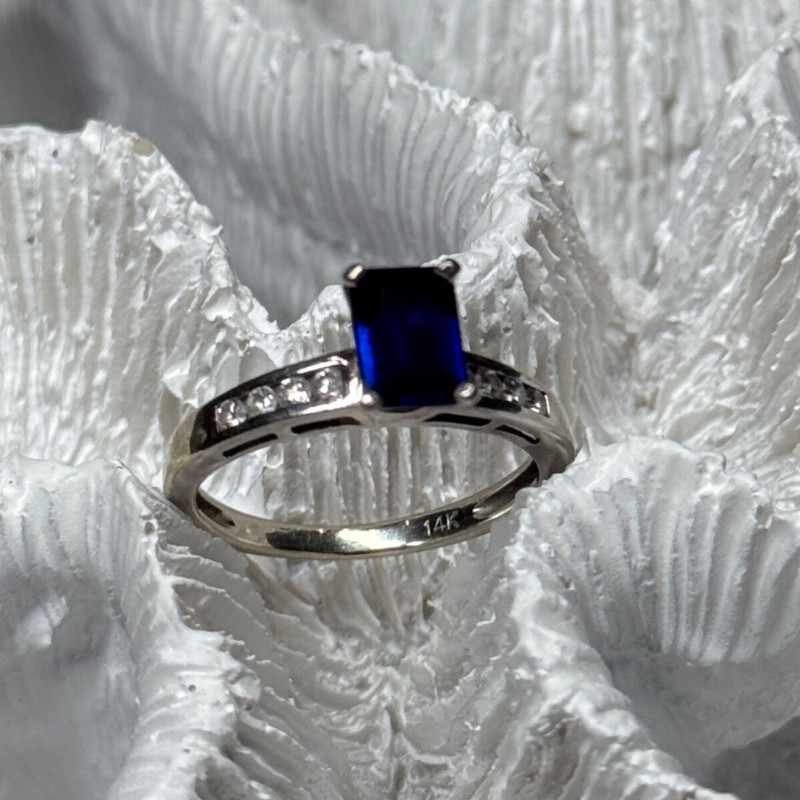14K White Gold Sapphire & Diamonds Ring Size 5.5