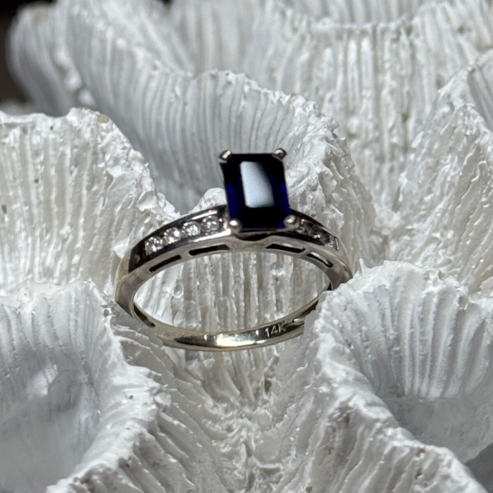 14K White Gold Sapphire & Diamonds Ring Size 5.5