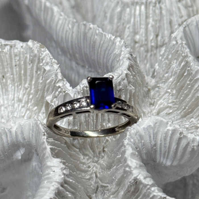 14K White Gold Sapphire & Diamonds Ring Size 5.5