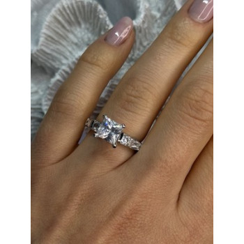 925 Sterling Silver CZ Ring Size 7.5