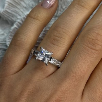 925 Sterling Silver CZ Ring Size 7.5