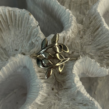 925 Sterling Silver Leaves Ring Size 9