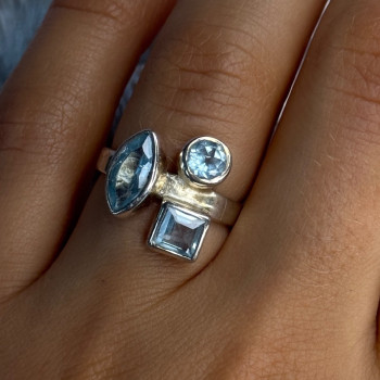 925 Sterling Silver Blue Topaz Ring Size 7