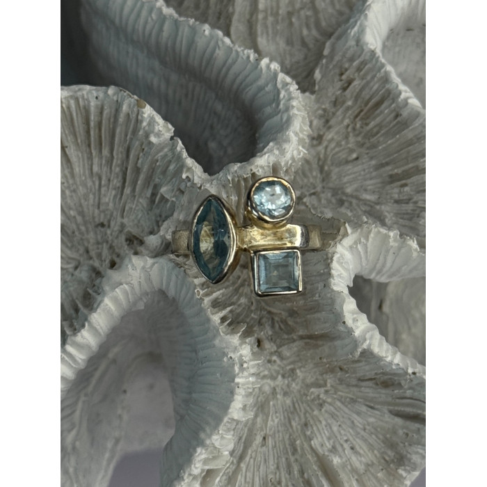 925 Sterling Silver Blue Topaz Ring Size 7