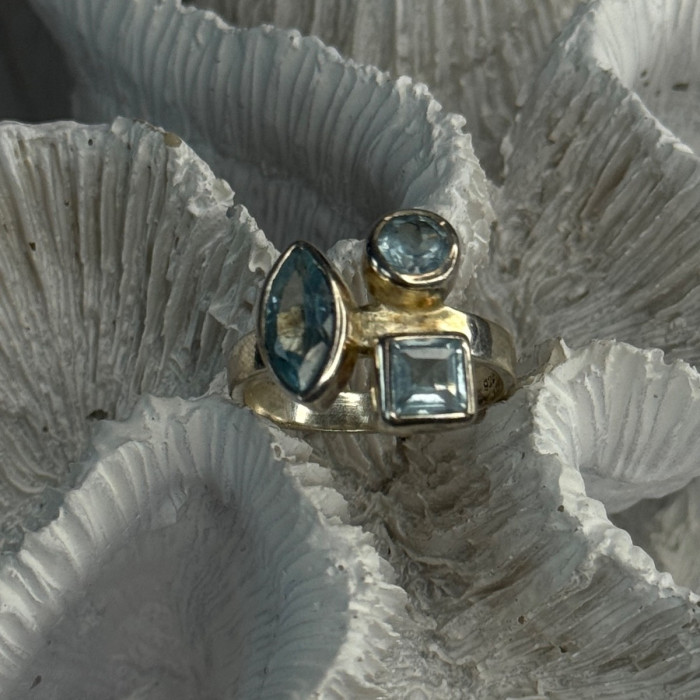 925 Sterling Silver Blue Topaz Ring Size 7