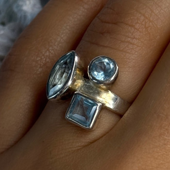 925 Sterling Silver Blue Topaz Ring Size 7