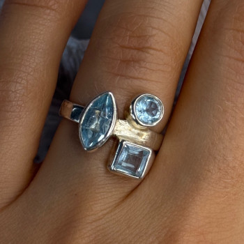 925 Sterling Silver Blue Topaz Ring Size 7